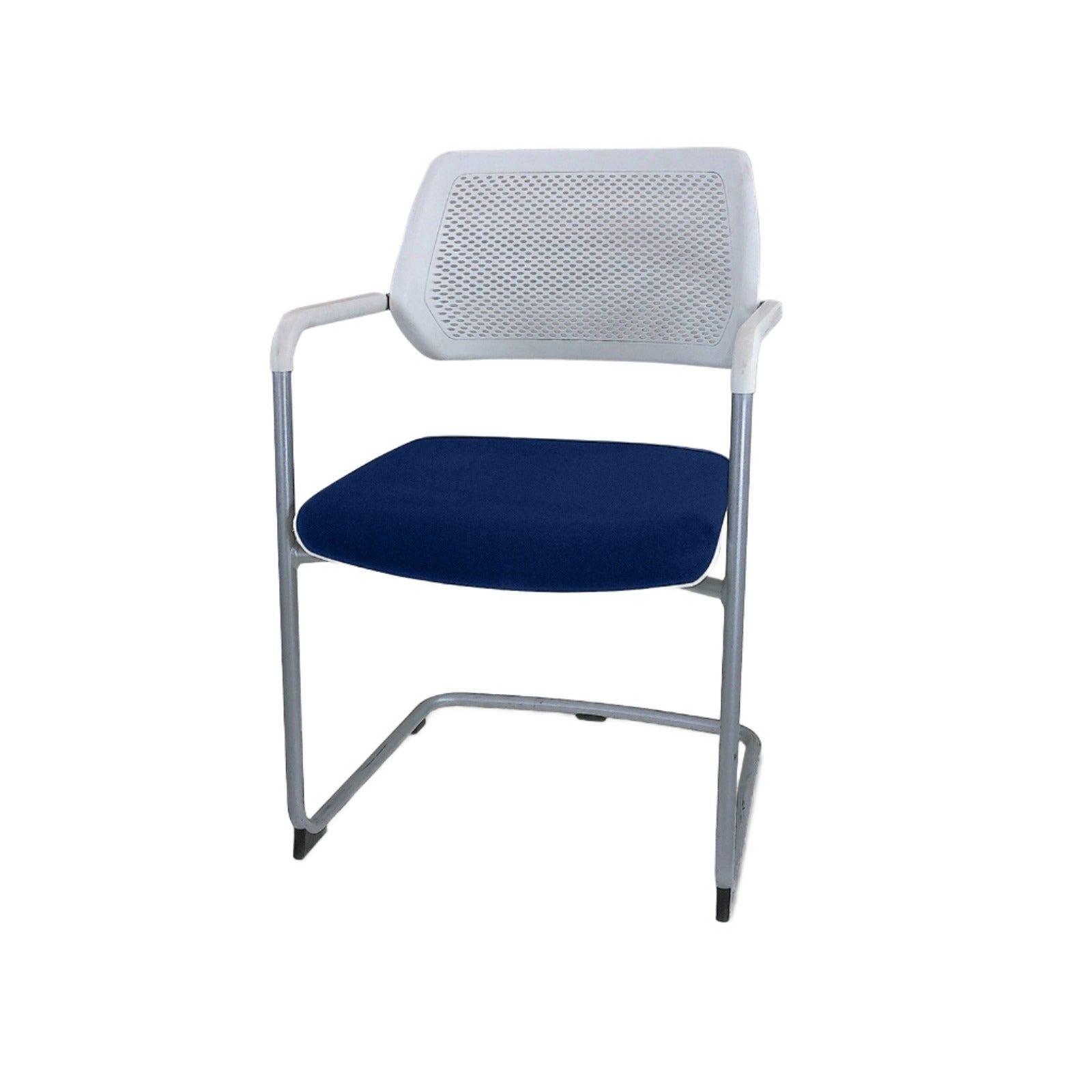 <tc>Steelcase</tc>: Qivi - Silla de reunión con base de trineo - Reacondicionada