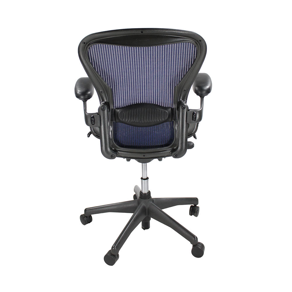 <tc>Herman Miller</tc>:Aeron <tc>Size C</tc> Con inclinación trasera únicamente en malla azul oscuro - Reacondicionado