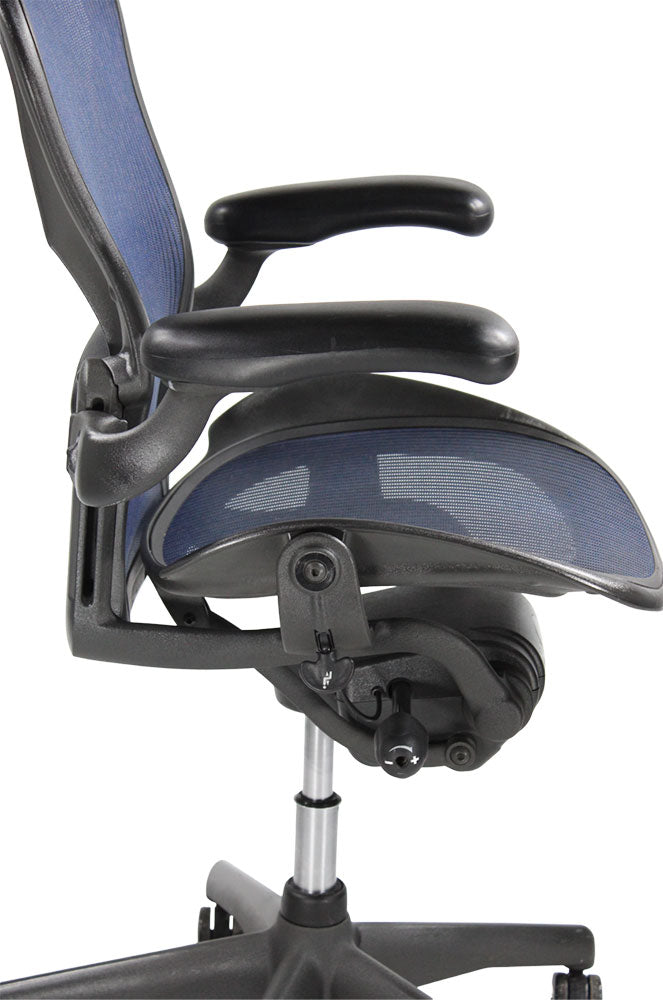 <tc>Herman Miller</tc>:Aeron <tc>Size C</tc> Con inclinación trasera únicamente en malla azul oscuro - Reacondicionado