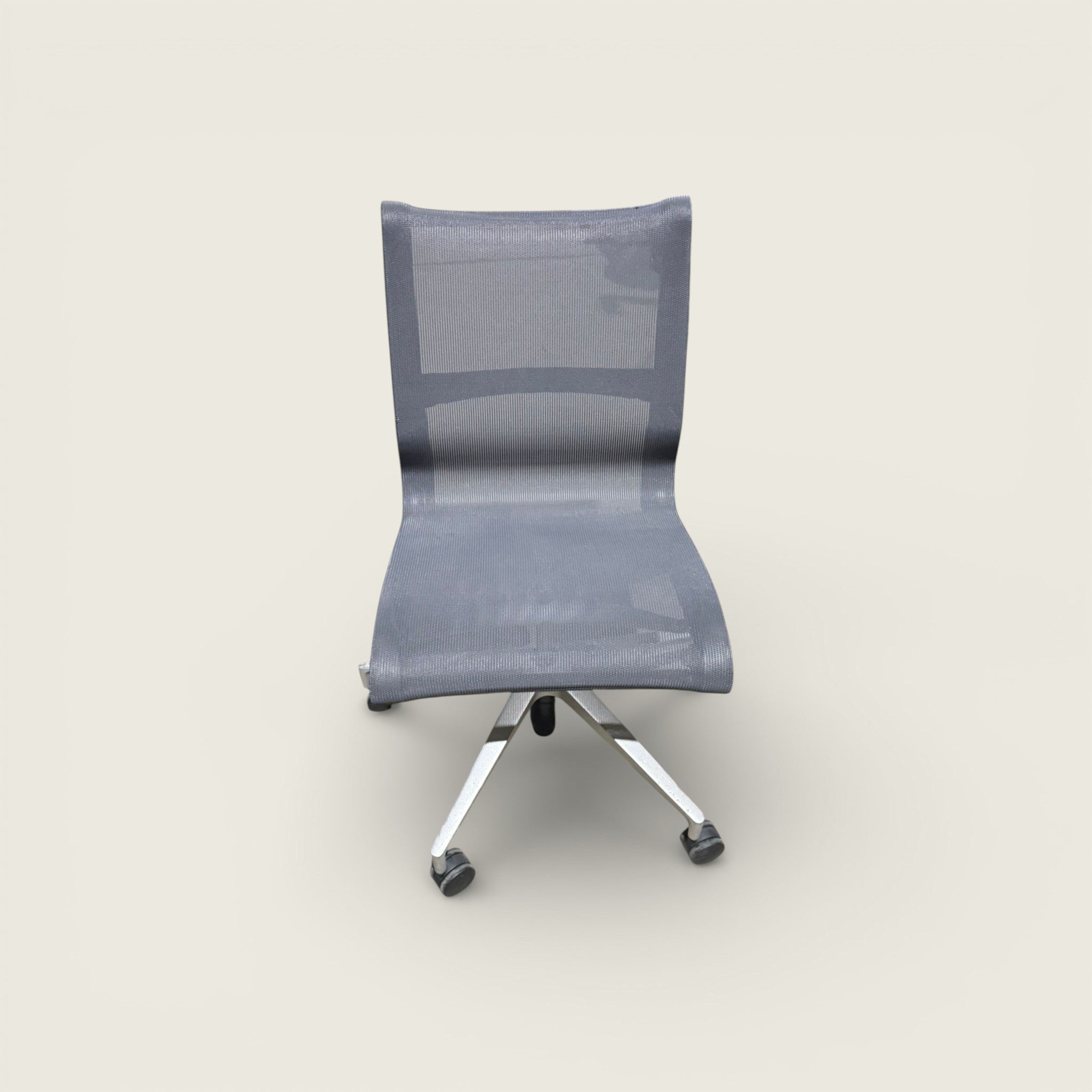 <tc>Herman Miller</tc>: Silla de trabajo gris (sin brazos) - Reacondicionada