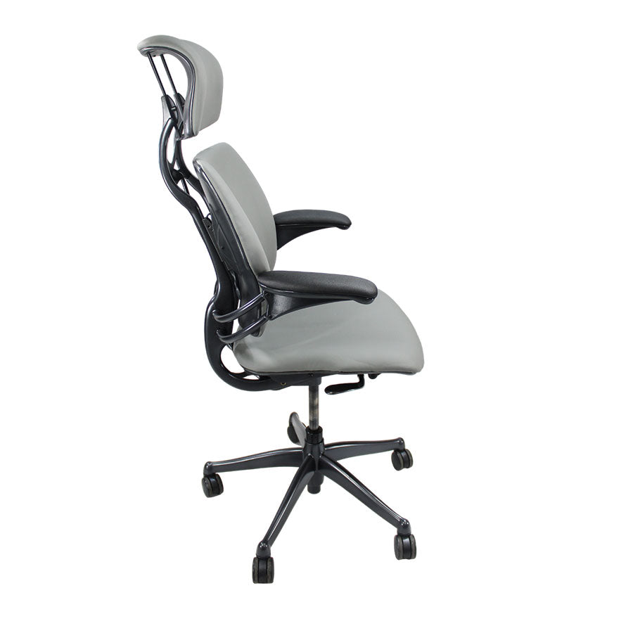 <tc>Humanscale</tc>: <tc>Freedom</tc> Silla de trabajo con reposacabezas y respaldo alto - Cuero gris - Reacondicionada