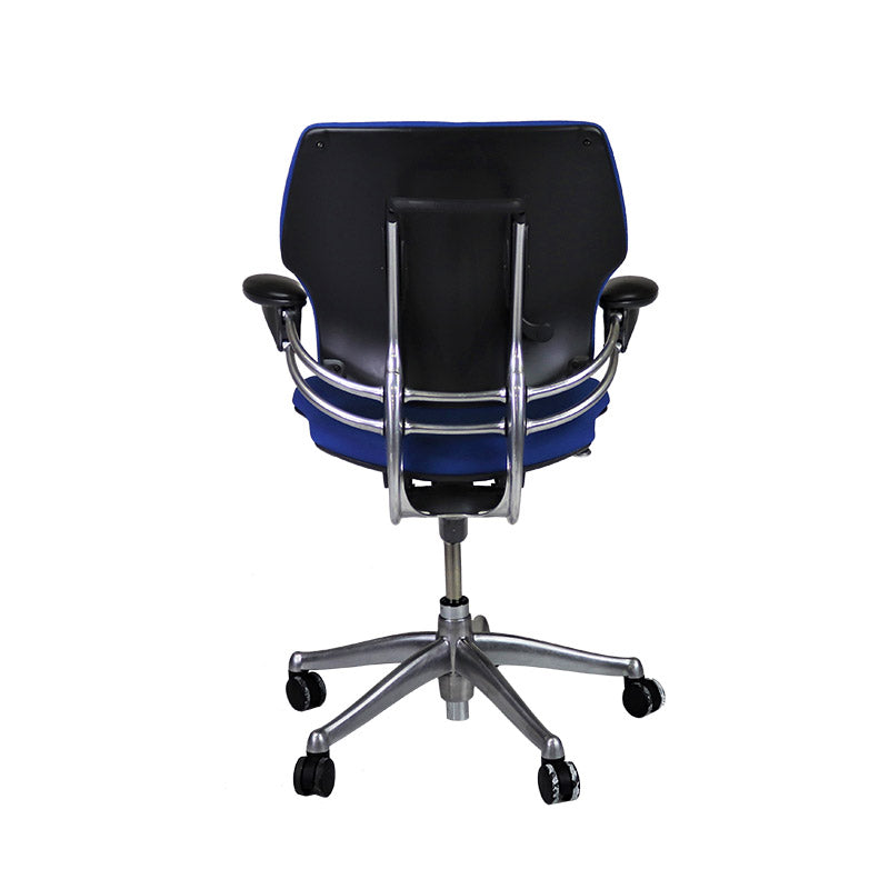 <tc>Humanscale</tc>: <tc>Freedom</tc> Silla de trabajo con estructura de aluminio y tela azul - Reacondicionada
