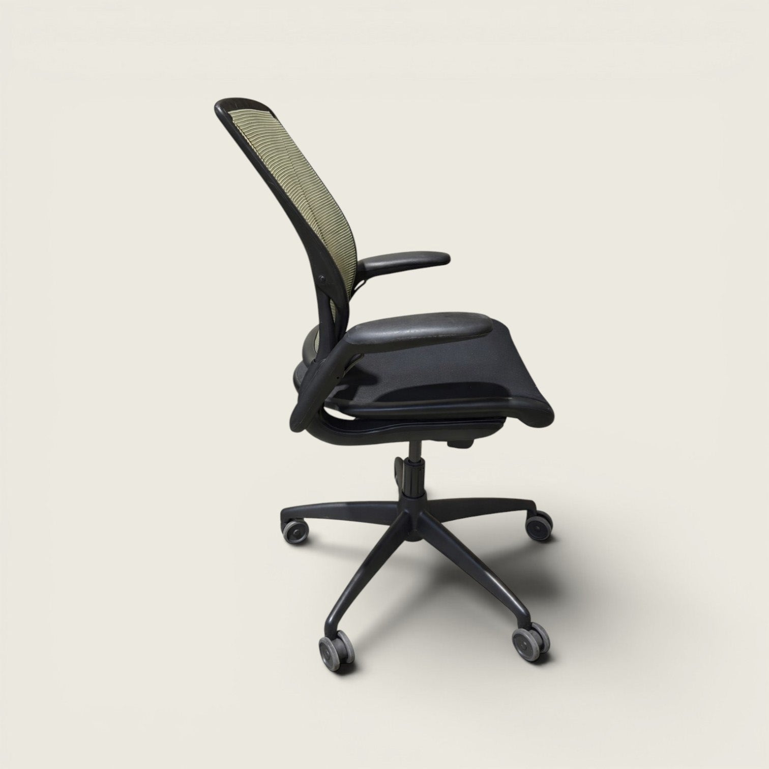 <tc>Humanscale</tc>: <tc>Diffrient World</tc> Silla de oficina de malla verde - Restaurada