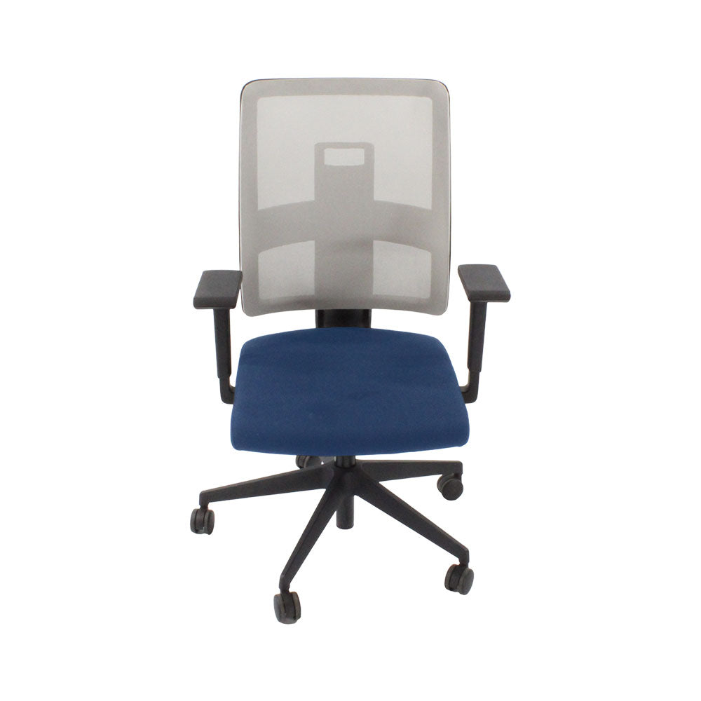 <tc>Viasit</tc>: <tc>Toleo</tc> Silla de trabajo con respaldo de malla en tela azul - Reacondicionada