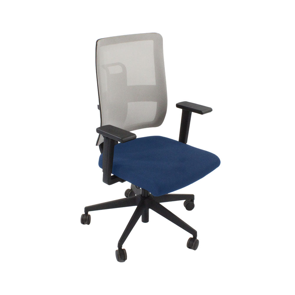 <tc>Viasit</tc>: <tc>Toleo</tc> Silla de trabajo con respaldo de malla en tela azul - Reacondicionada