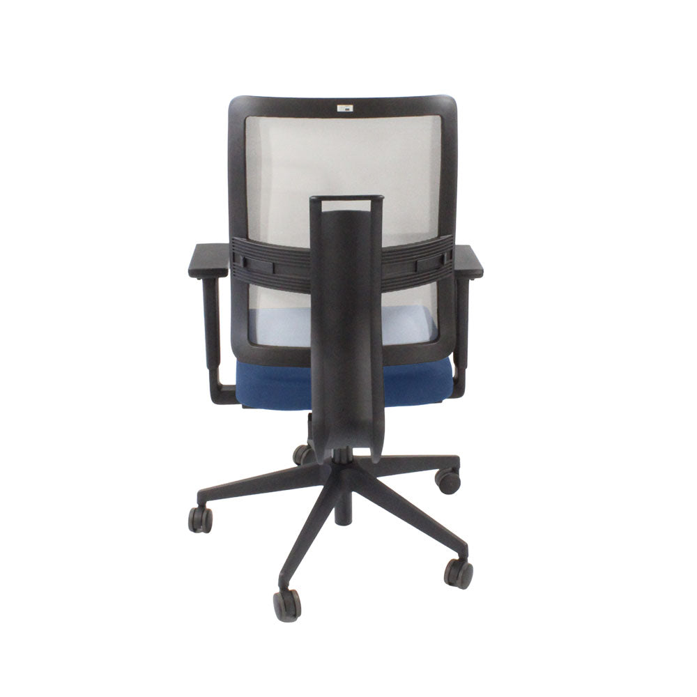 <tc>Viasit</tc>: <tc>Toleo</tc> Silla de trabajo con respaldo de malla en tela azul - Reacondicionada