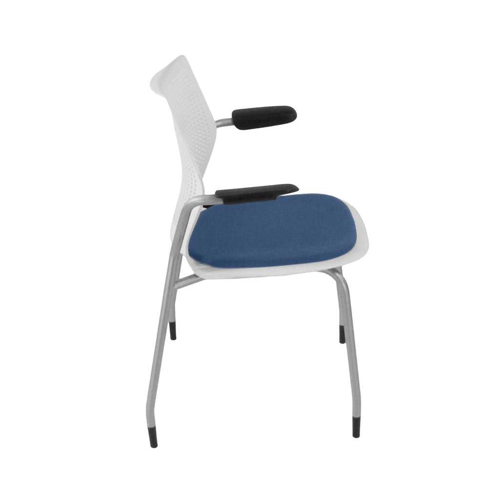 <tc>Knoll</tc>: <tc>Multigeneration</tc> Silla de reunión en tela azul - Reacondicionada