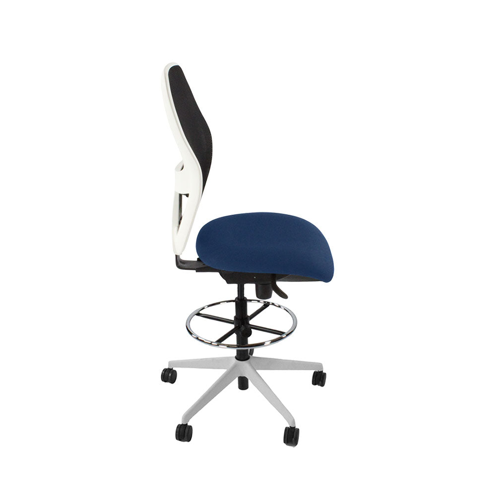 <tc>Ahrend</tc>: Silla de Dibujante Tipo 160 Sin Brazos en Tela Azul - Base Blanca - Reacondicionada