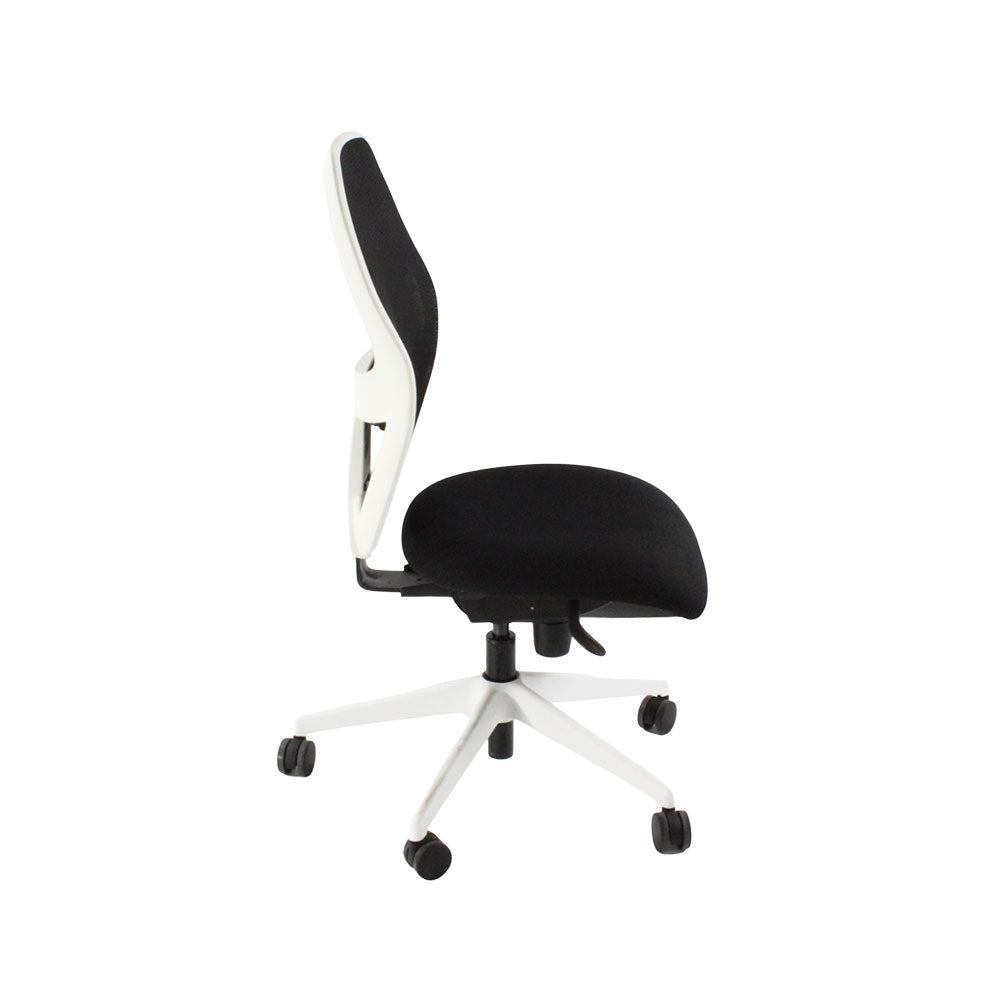 <tc>Ahrend</tc>Silla de trabajo tipo 160 en tela negra y estructura blanca, sin brazos - Reacondicionada