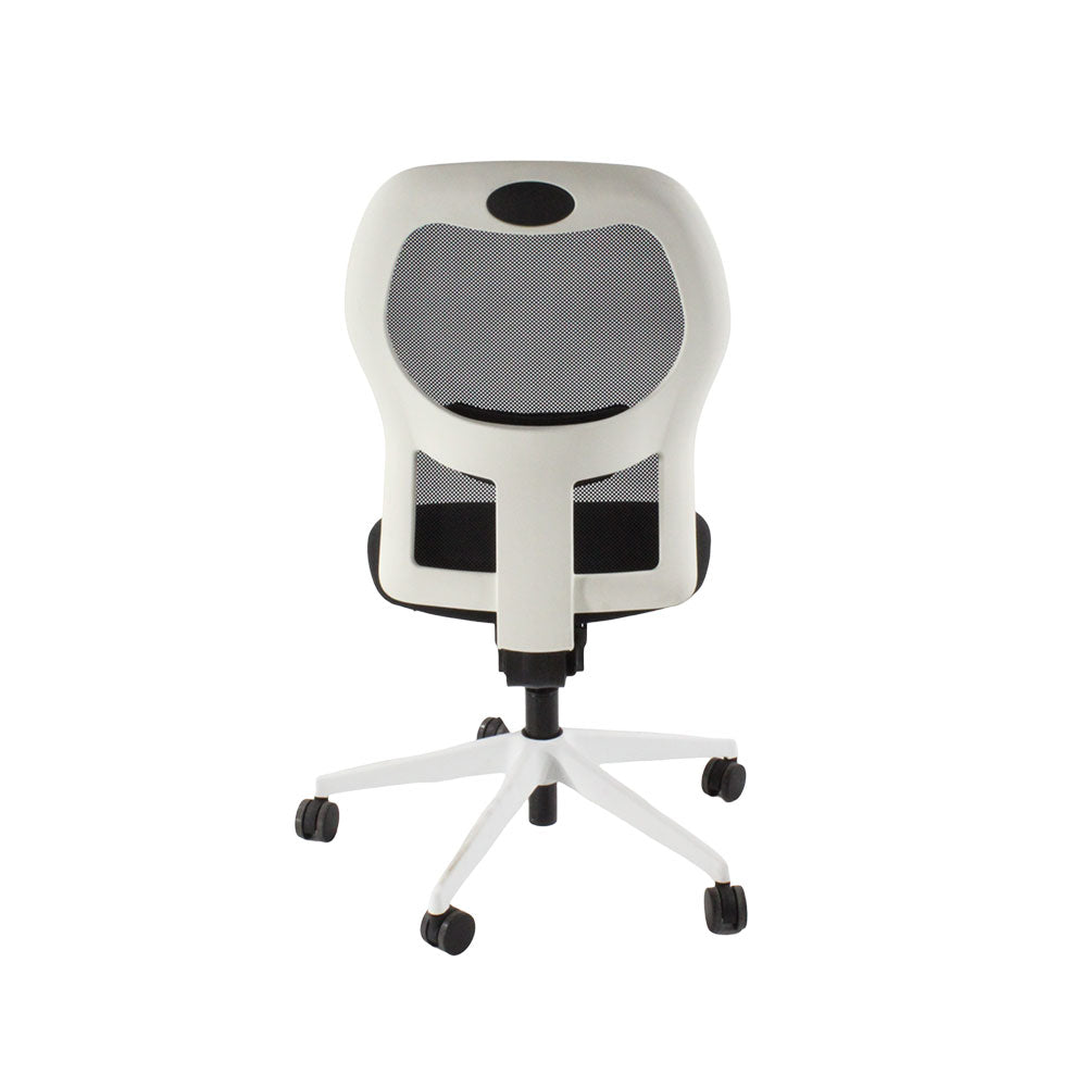 <tc>Ahrend</tc>Silla de trabajo tipo 160 en tela negra y estructura blanca, sin brazos - Reacondicionada