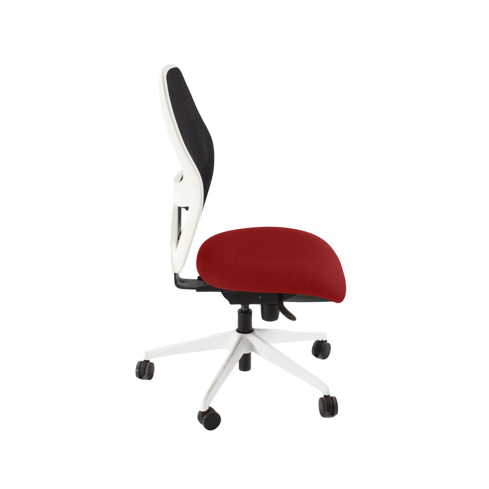 <tc>Ahrend</tc>Silla de trabajo tipo 160 en tela roja y estructura blanca, sin brazos, reacondicionada.