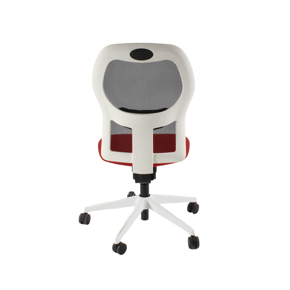 <tc>Ahrend</tc>Silla de trabajo tipo 160 en tela roja y estructura blanca, sin brazos, reacondicionada.