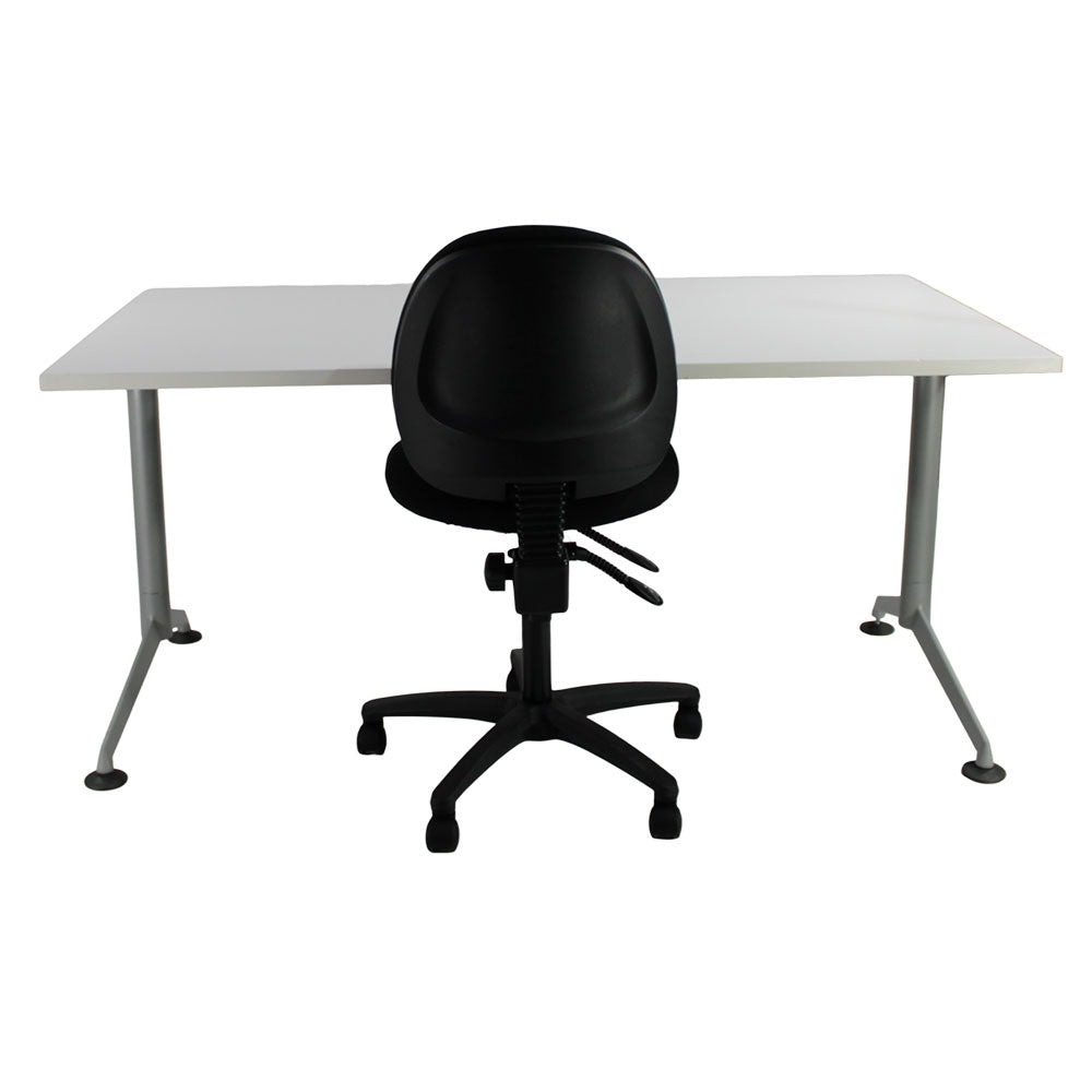 <tc>Herman Miller</tc>: <tc>Abak</tc> Escritorio individual con patas en T y Saxen: <tc>Scoop</tc> Operador en Tela Negra sin Brazos - Reacondicionado