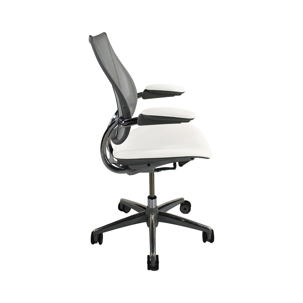 <tc>Humanscale</tc>: <tc>Liberty</tc> Silla de trabajo en cuero blanco - Reacondicionada