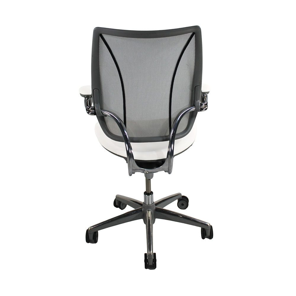 <tc>Humanscale</tc>: <tc>Liberty</tc> Silla de trabajo en cuero blanco - Reacondicionada