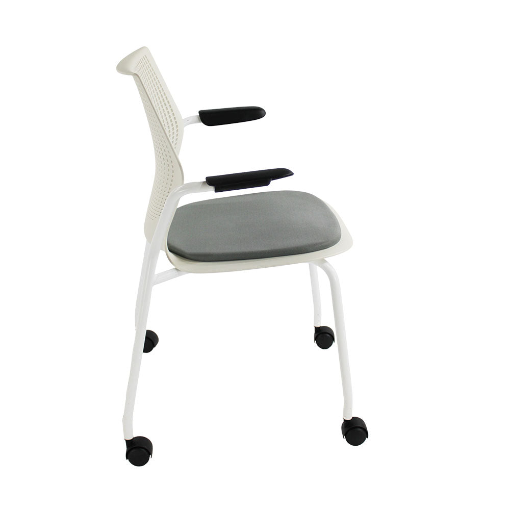 <tc>Knoll</tc>: <tc>Multigeneration</tc> Silla de reunión con ruedas en tela gris - Reacondicionada