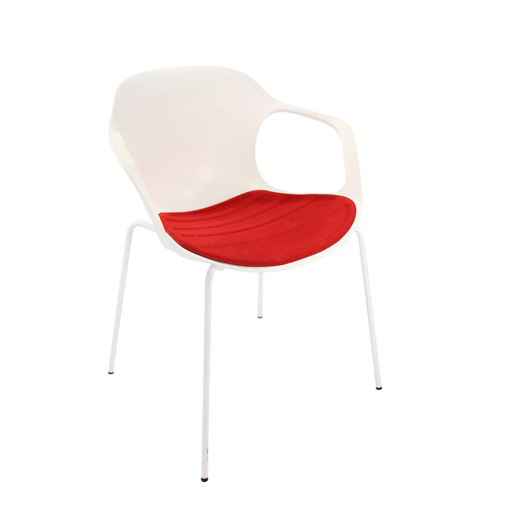 <tc>Fritz Hansen</tc>Sillón Nap en Tela Blanca/Roja - Reacondicionado