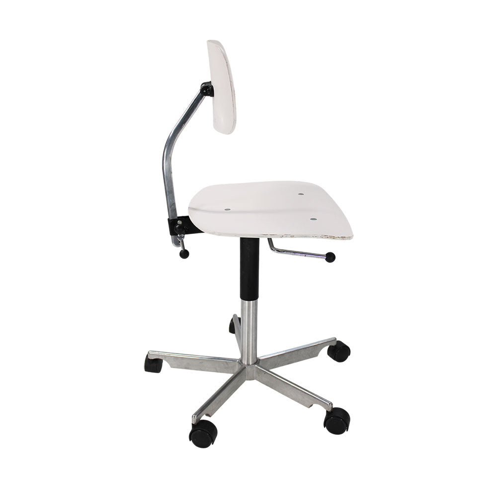 <tc>Jorgen Rasmussen</tc>Silla giratoria Kevi 2533 en blanco - Reacondicionada