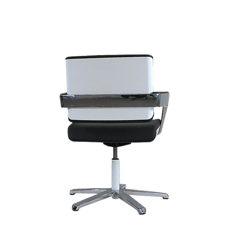 <tc>Konig + Neurath</tc>: Silla de salón Charta - Reacondicionada