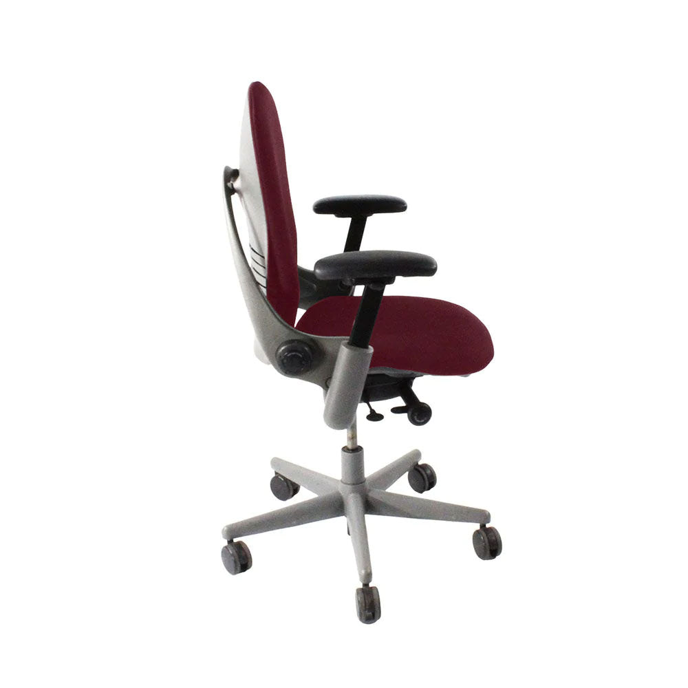 <tc>Steelcase</tc>: <tc>Leap V1</tc> Silla de oficina - Estructura gris/Cuero burdeos - Reacondicionada