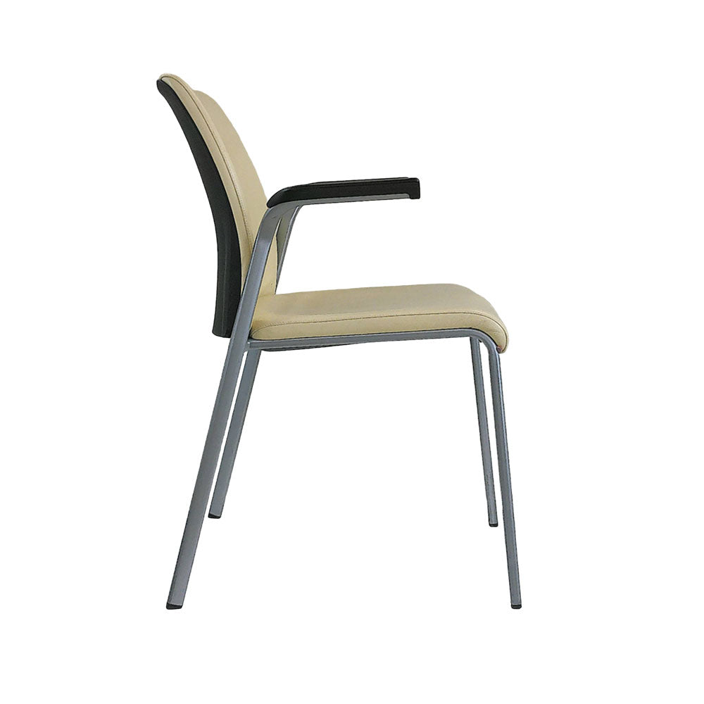 <tc>Steelcase</tc>Silla apilable en cuero crema original - Reacondicionada