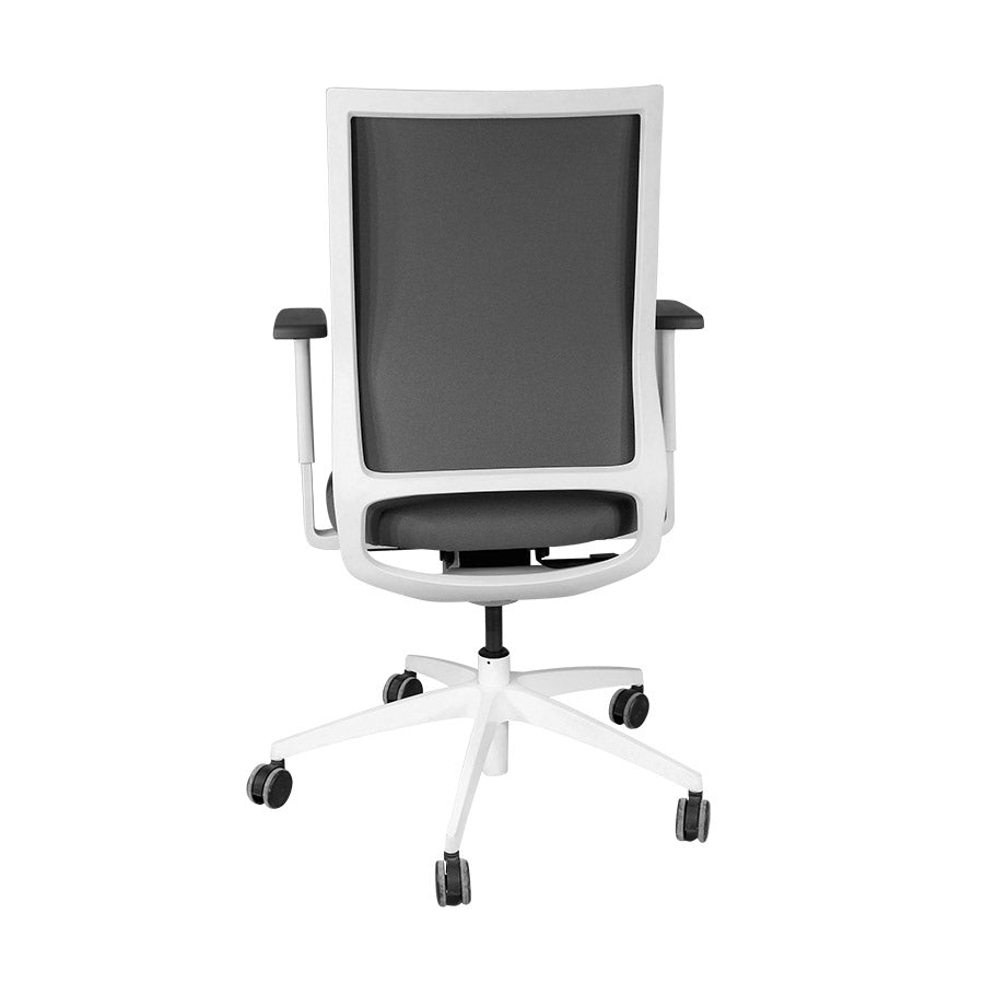<tc>Sedus</tc>: <tc>Quarterback</tc> Silla de oficina con estructura blanca y tela gris - Reacondicionada