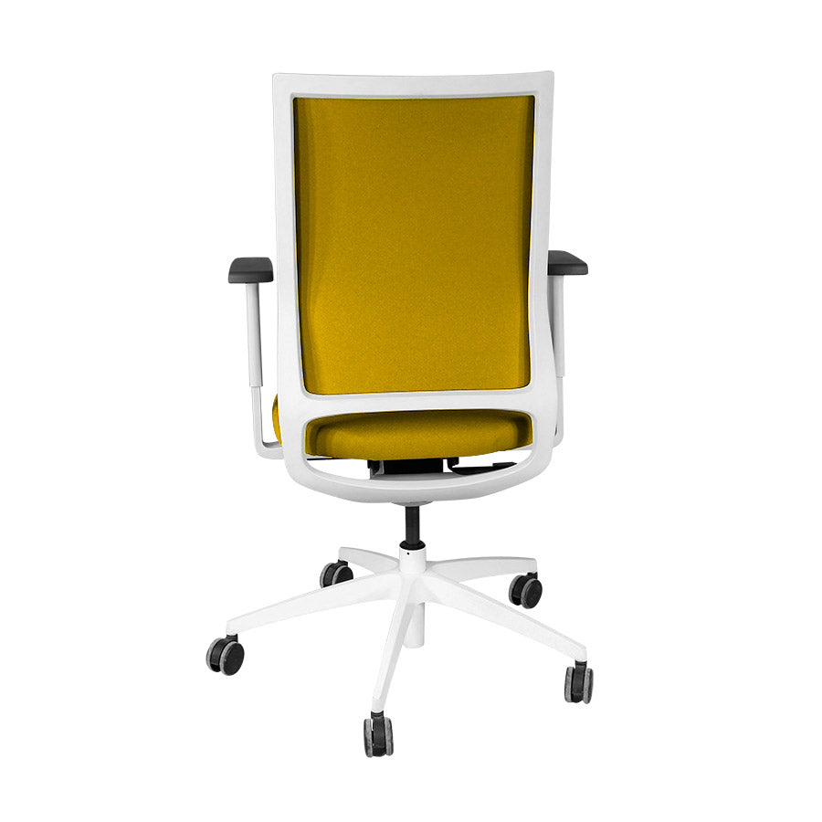 <tc>Sedus</tc>: <tc>Quarterback</tc> Silla de oficina con estructura blanca y tela amarilla - Reacondicionada