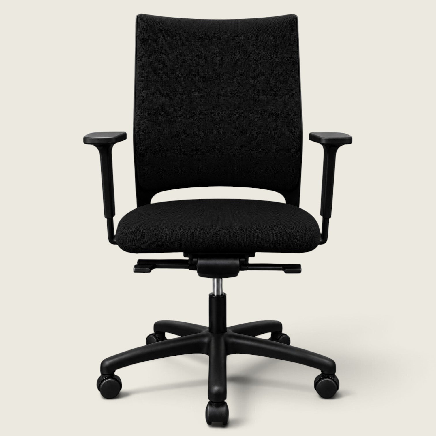 <tc>Sedus</tc>: <tc>Quarterback</tc> Silla de oficina en tela negra con respaldo de tela negra, restaurada.
