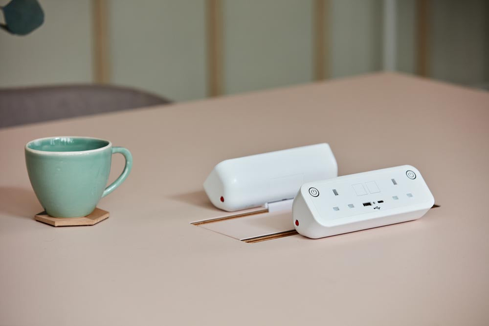 Módulo de alimentación de escritorio Uno en blanco brillo