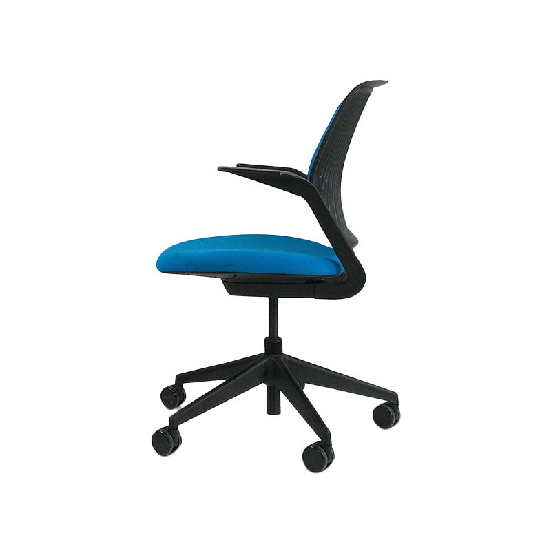 <tc>Steelcase</tc>Silla de reuniones Cobi con estructura negra y tela azul - Reacondicionada