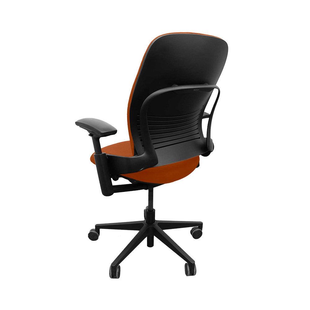 <tc>Steelcase</tc>: <tc>Leap V2</tc> Silla de oficina con brazo ajustable en altura - Cuero color canela - Reacondicionada