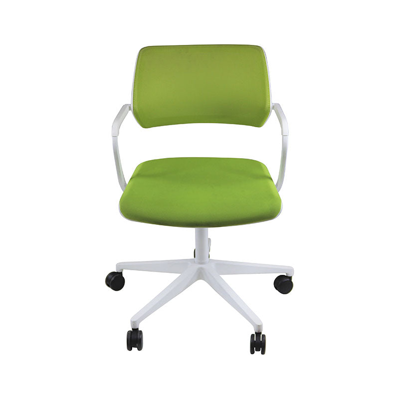 <tc>Steelcase</tc>: <tc>QiVi</tc> - Silla de reunión con respaldo de malla en tela verde - Reacondicionada