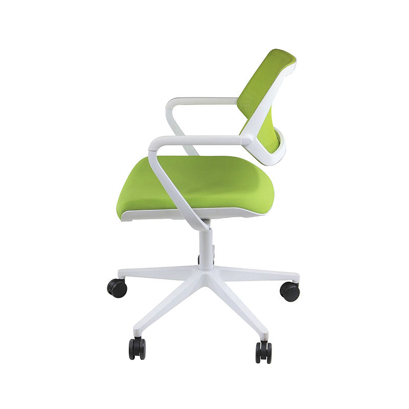 <tc>Steelcase</tc>: <tc>QiVi</tc> - Silla de reunión con respaldo de malla en tela verde - Reacondicionada