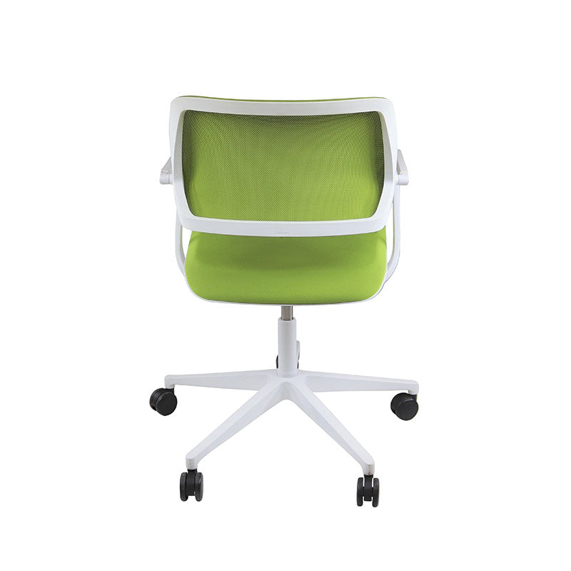 <tc>Steelcase</tc>: <tc>QiVi</tc> - Silla de reunión con respaldo de malla en tela verde - Reacondicionada