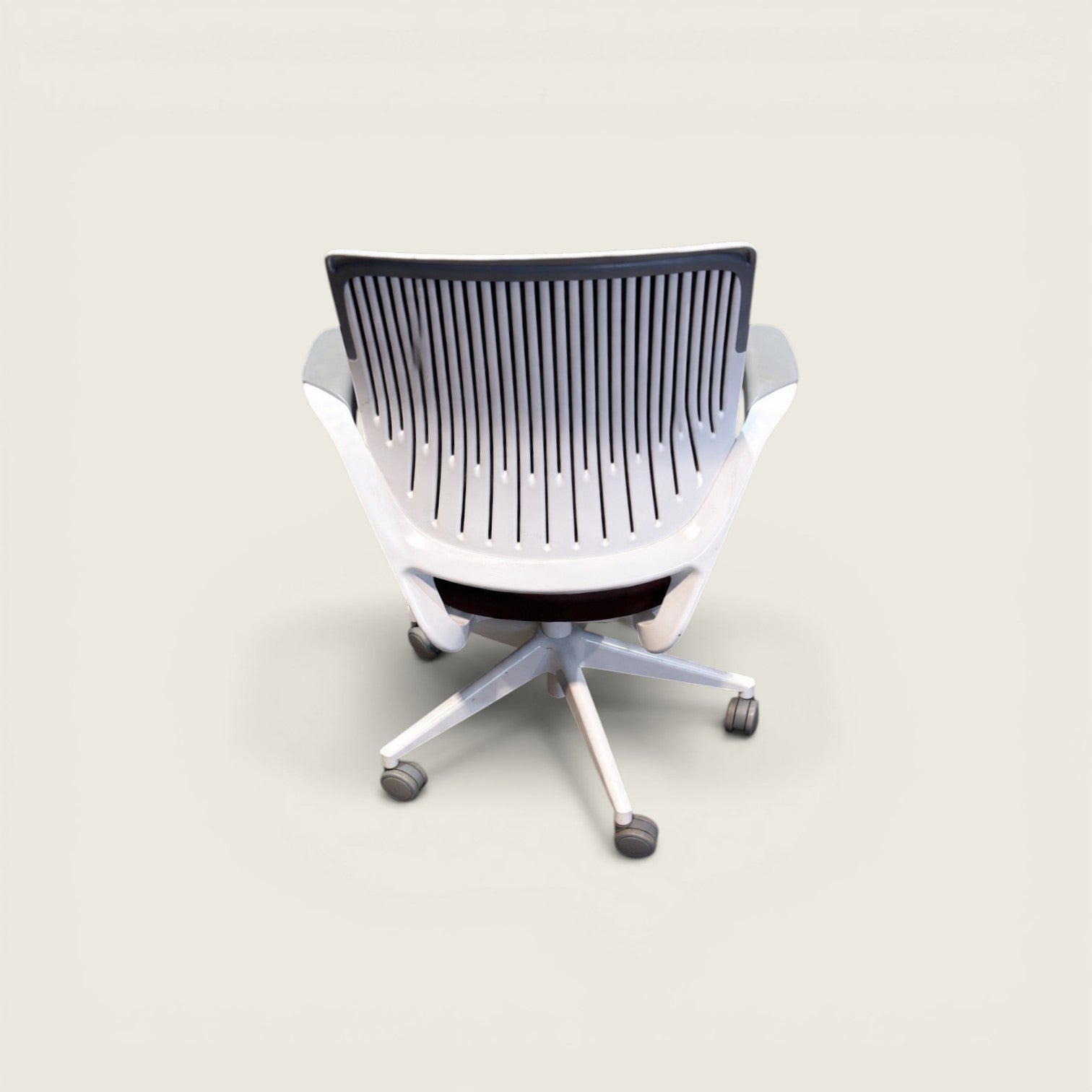 Steelcase: Cobi Task Chair in black with white frame - Refurbished