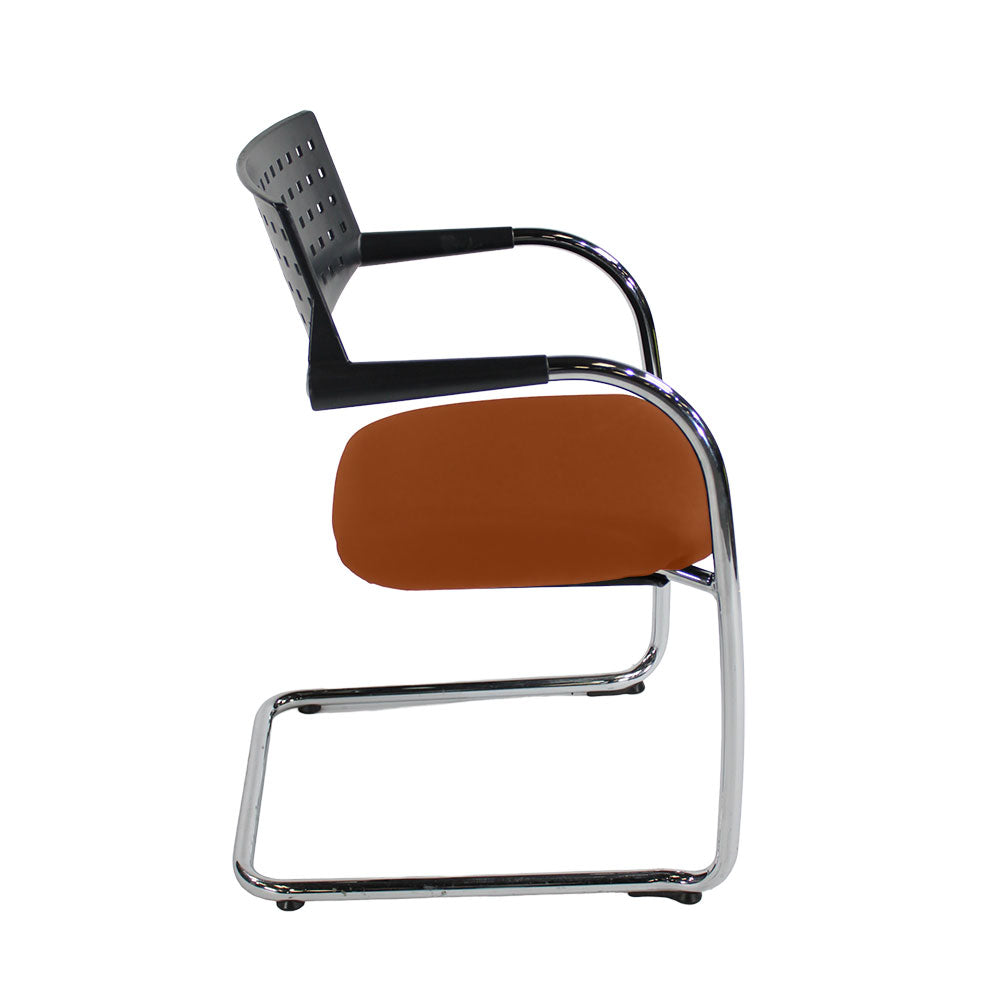 <tc>Vitra</tc>: <tc>VisaVis</tc> Silla de reunión en cuero color canela - Reacondicionada