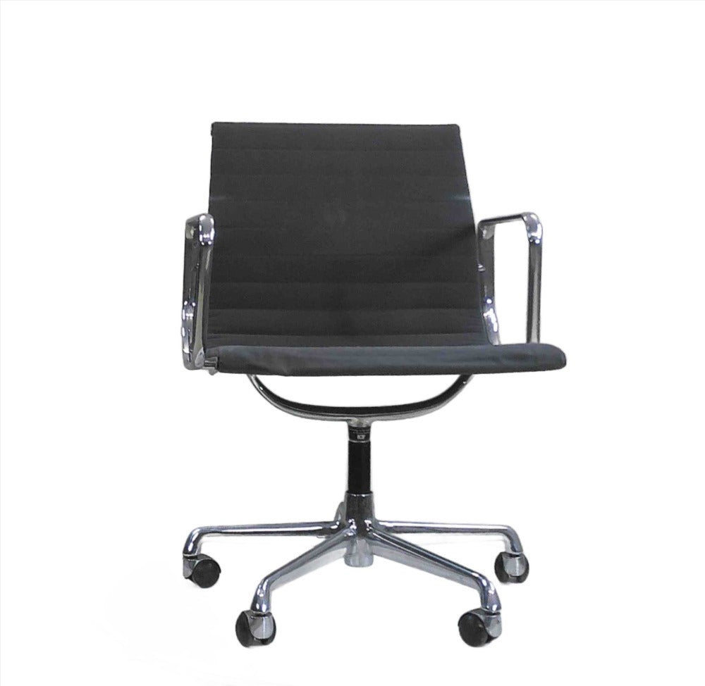 <tc>Vitra</tc>: <tc>Eames</tc> Silla de reunión EA 108 - Reacondicionada