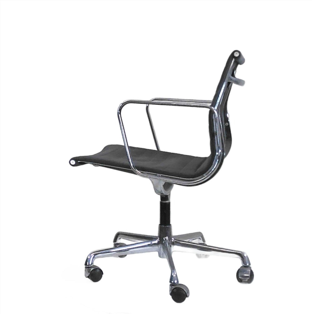 <tc>Vitra</tc>: <tc>Eames</tc> Silla de reunión EA 108 - Reacondicionada