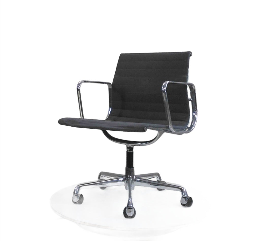<tc>Vitra</tc>: <tc>Eames</tc> Silla de reunión EA 108 - Reacondicionada
