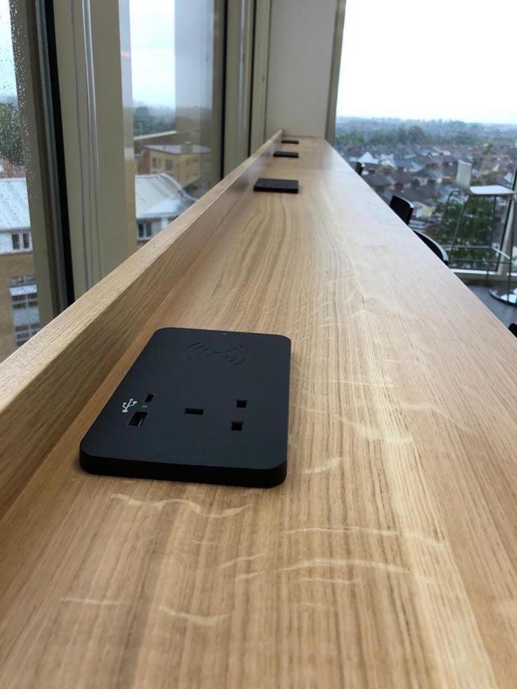 Módulo de potencia de dúo de iones rectangulares en la disco en negro