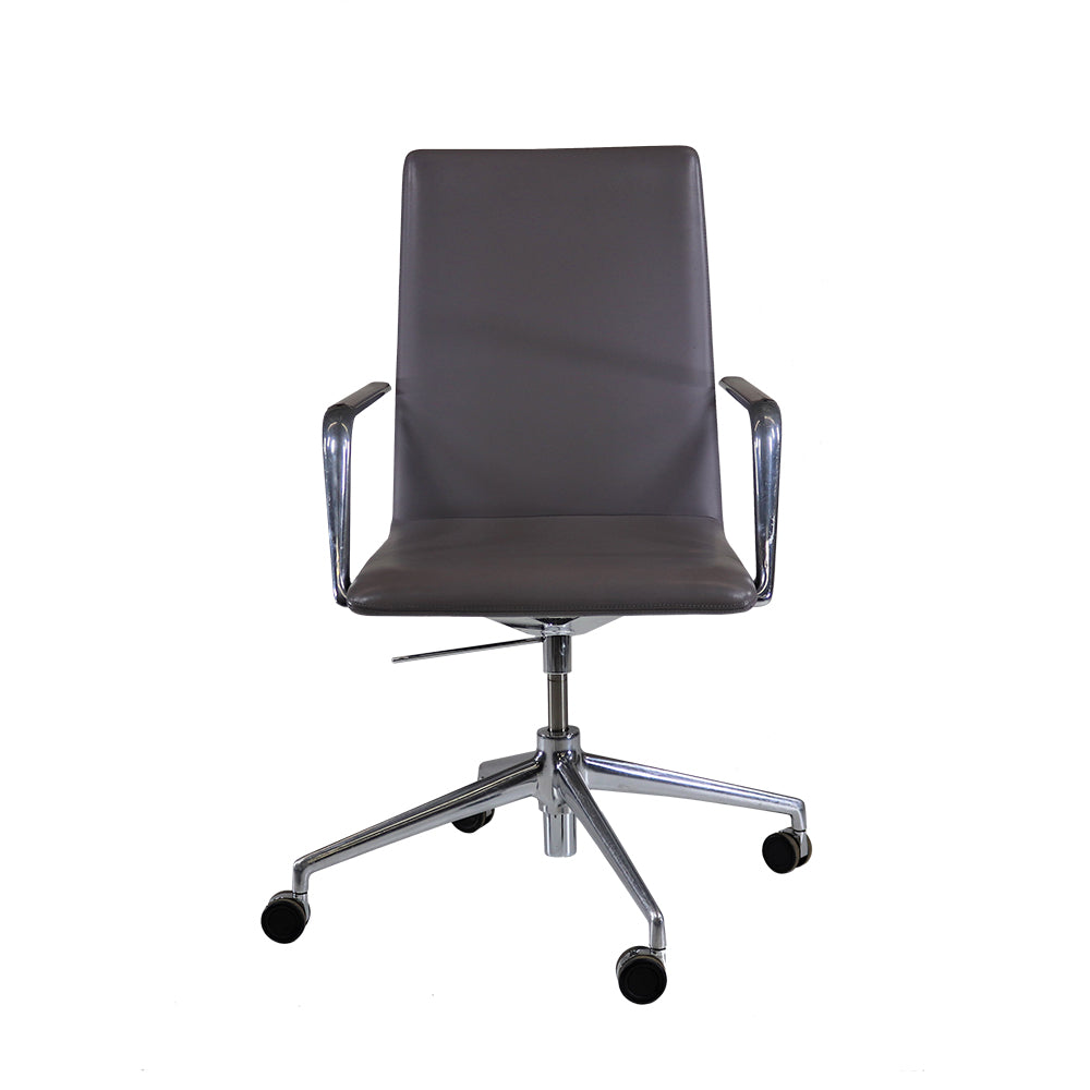 <tc>Brunner</tc>Silla de reunión Finasoft con respaldo medio en cuero gris - Reacondicionada