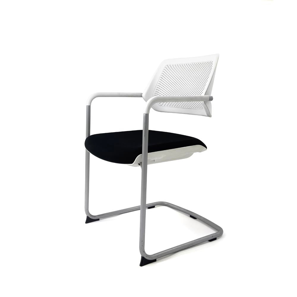 <tc>Steelcase</tc>: Qivi - Silla de reunión con base de trineo - Reacondicionada