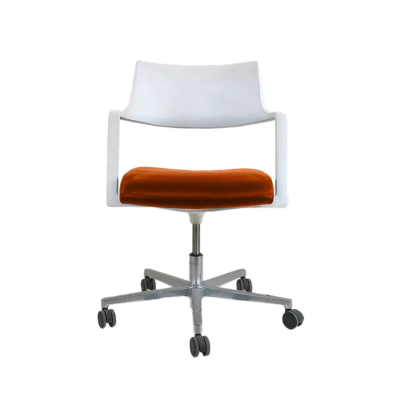 Brunner: Tempuro 6353/A Swivel Chair in Tan Leather - Refurbished