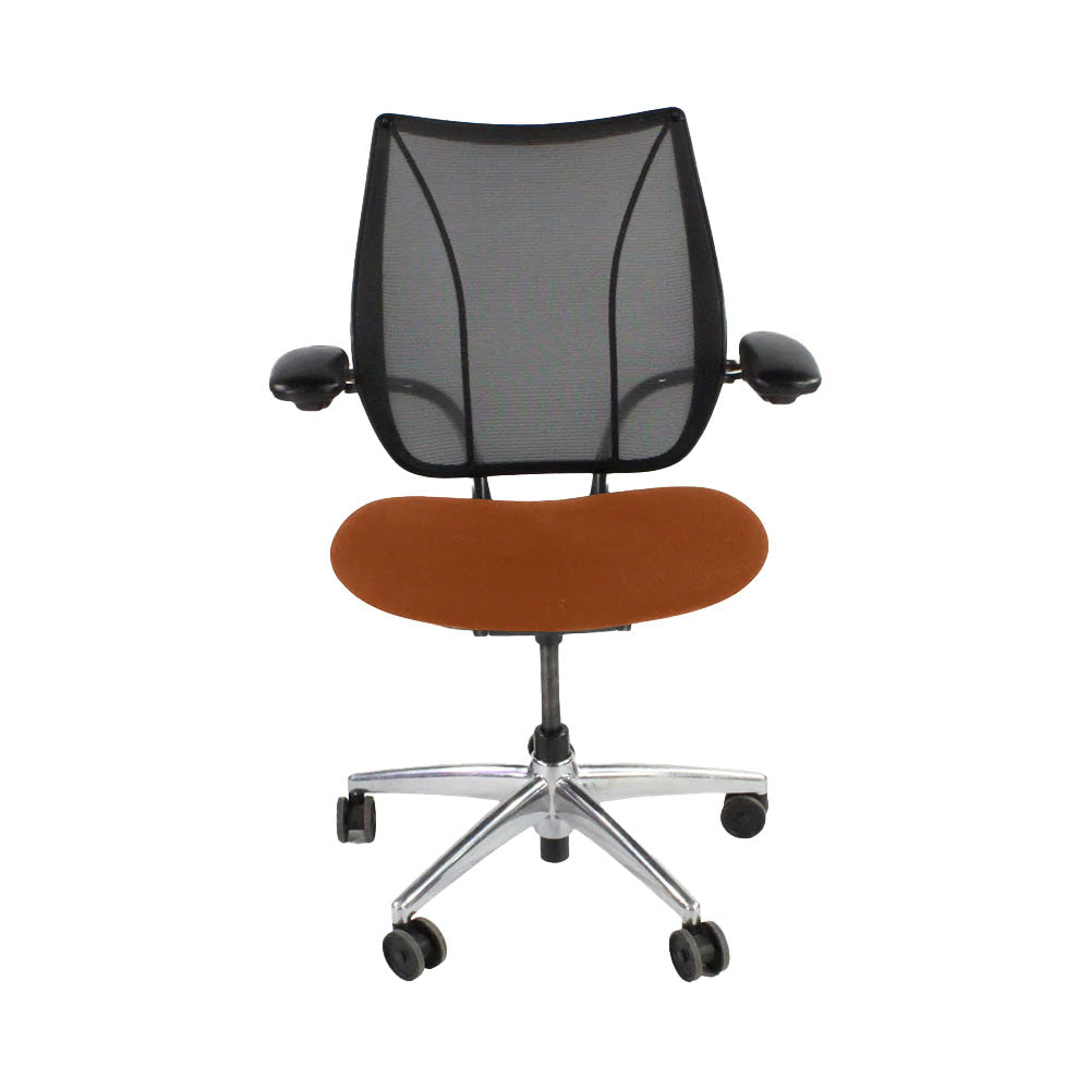 Humanscale: Silla operativa Liberty en cuero color canela/estructura de aluminio - Reacondicionada