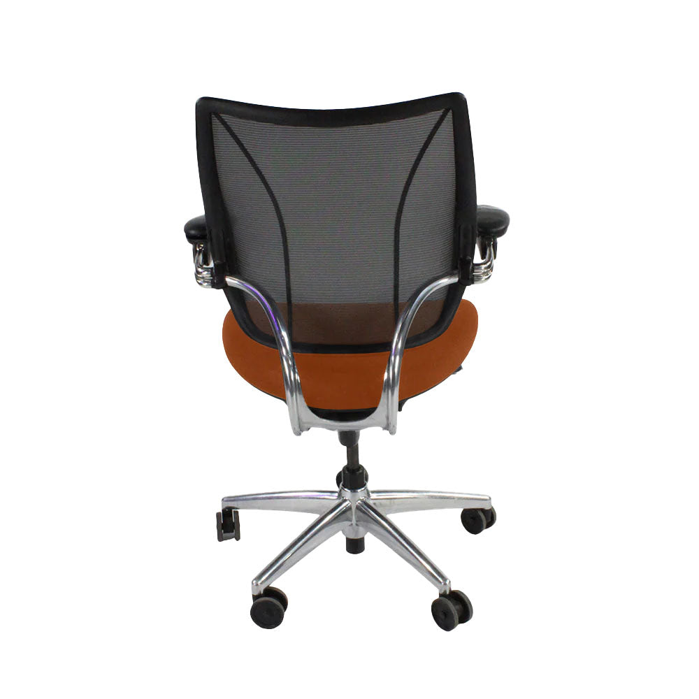 Humanscale: Silla operativa Liberty en cuero color canela/estructura de aluminio - Reacondicionada