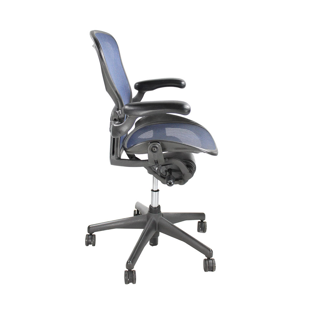 Herman Miller: Aeron Talla C con Inclinación hacia atrás Solo en Malla Azul Oscuro - Reacondicionado