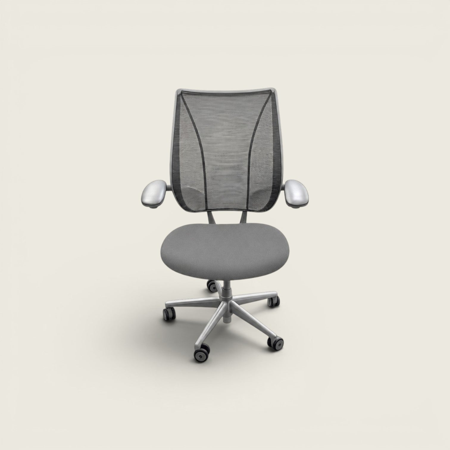 <tc>Humanscale</tc>: <tc>Liberty</tc> Silla de oficina en tela negra - Restaurada