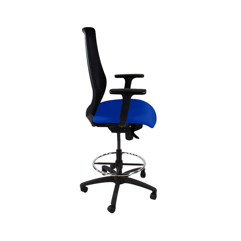 The Office Crowd: Silla Scudo Draftsman de tela azul - Reacondicionada