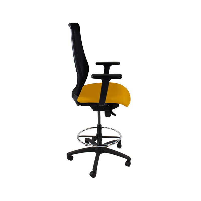 The Office Crowd: Silla Scudo Draftsman de tela amarilla - Reacondicionada