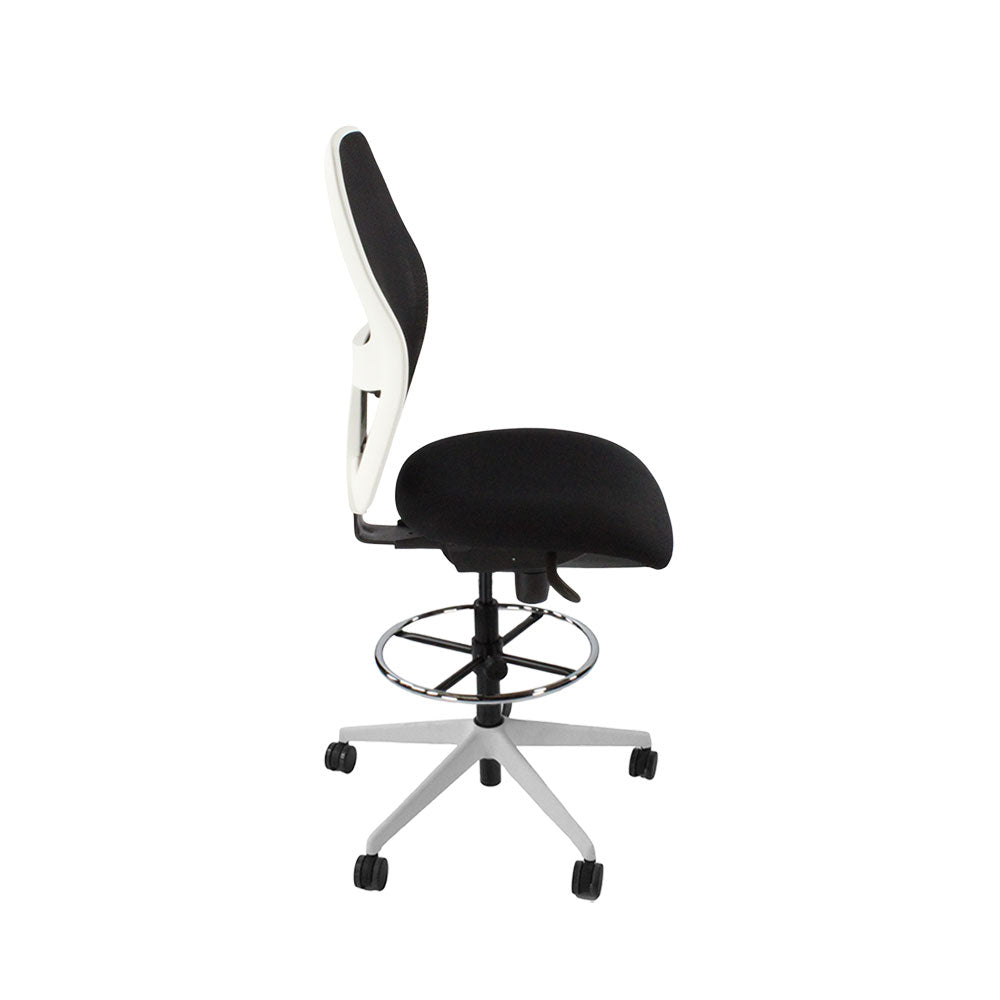 Ahrend: Silla de Dibujante Tipo 160 Sin Brazos en Tela Negra - Base Blanca - Reacondicionada